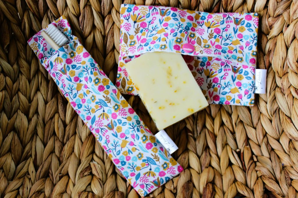 kit pochette brosse à dents et savon floral fuchsia turquoise moutarde