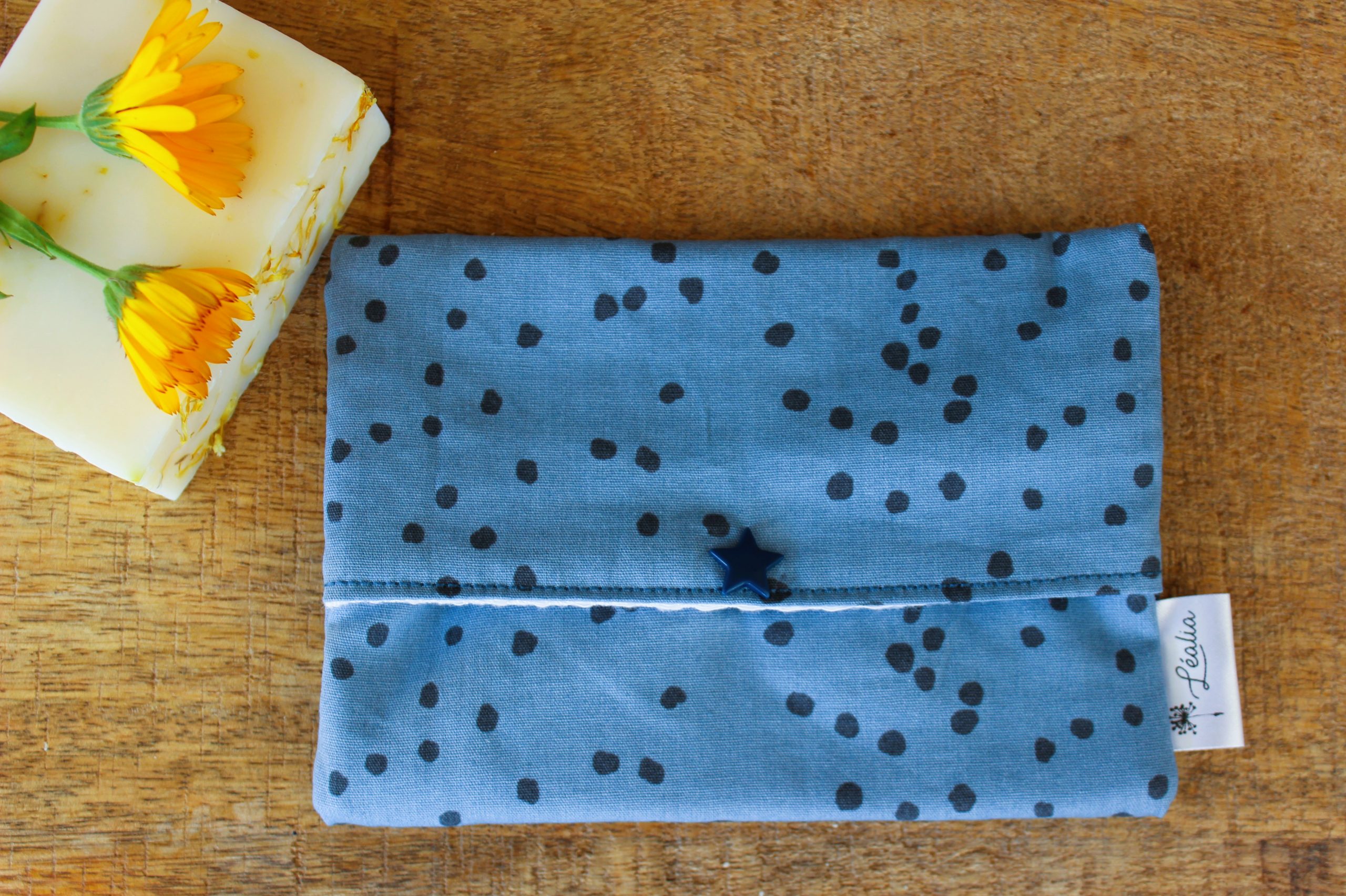 pochette à savon et shampoing solide bleu pois