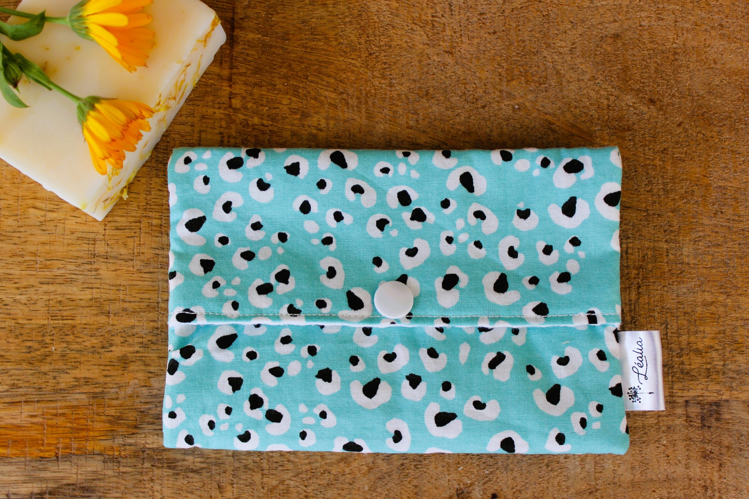 pochette à savon et shampoing solide turquoise noir léopard