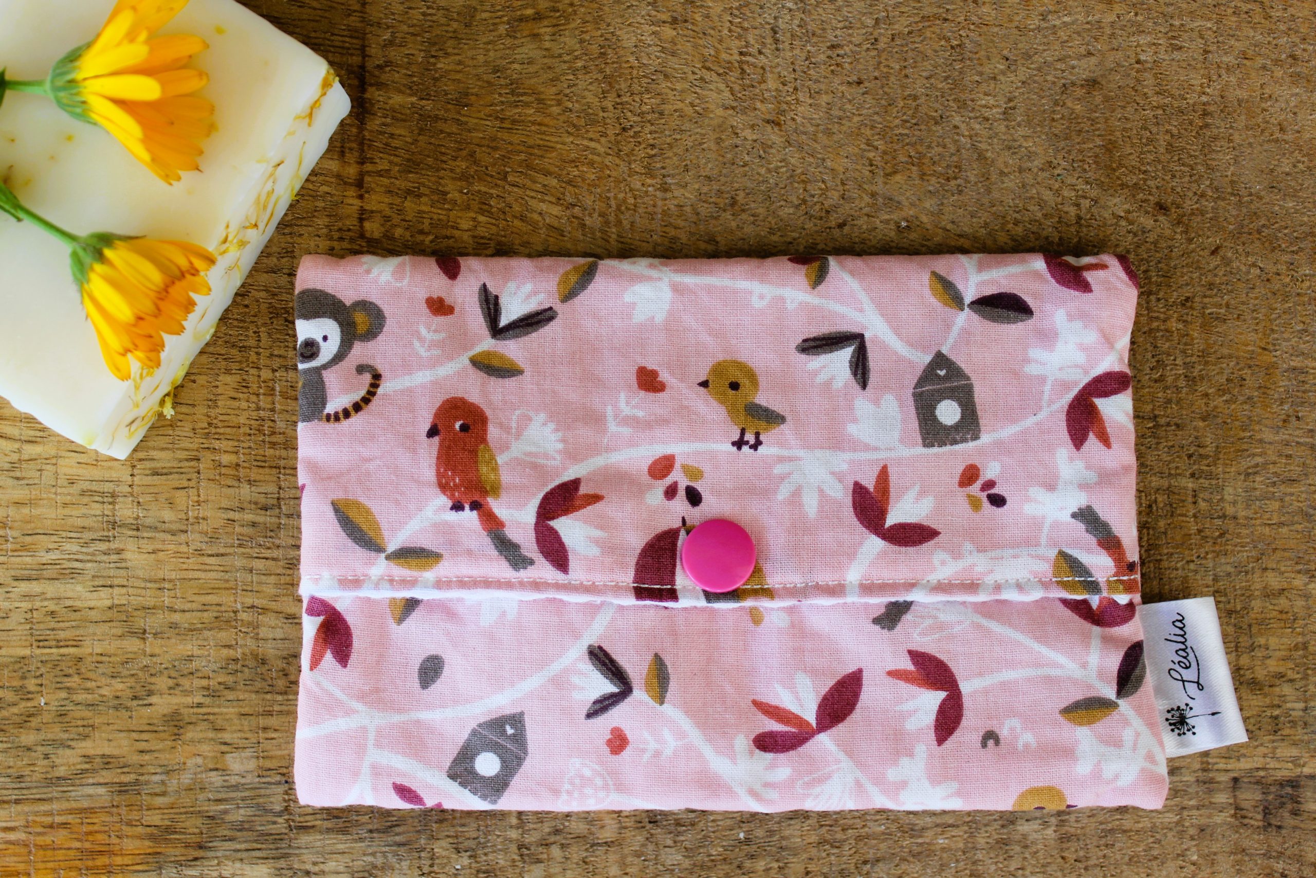 pochette à savon et shampoing solide rose oiseau singe cabane