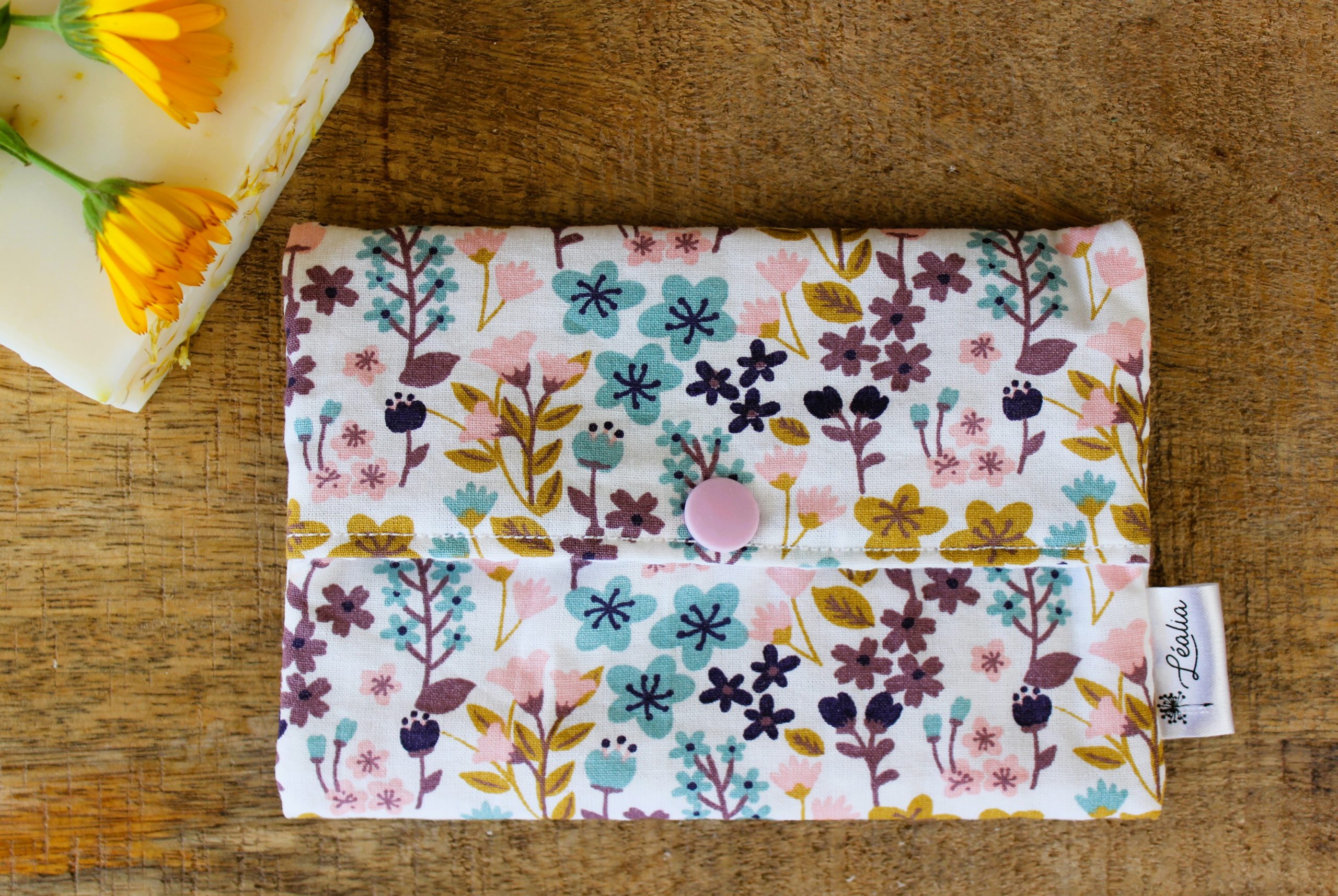 pochette à savon et shampoing solide floral violet mauve