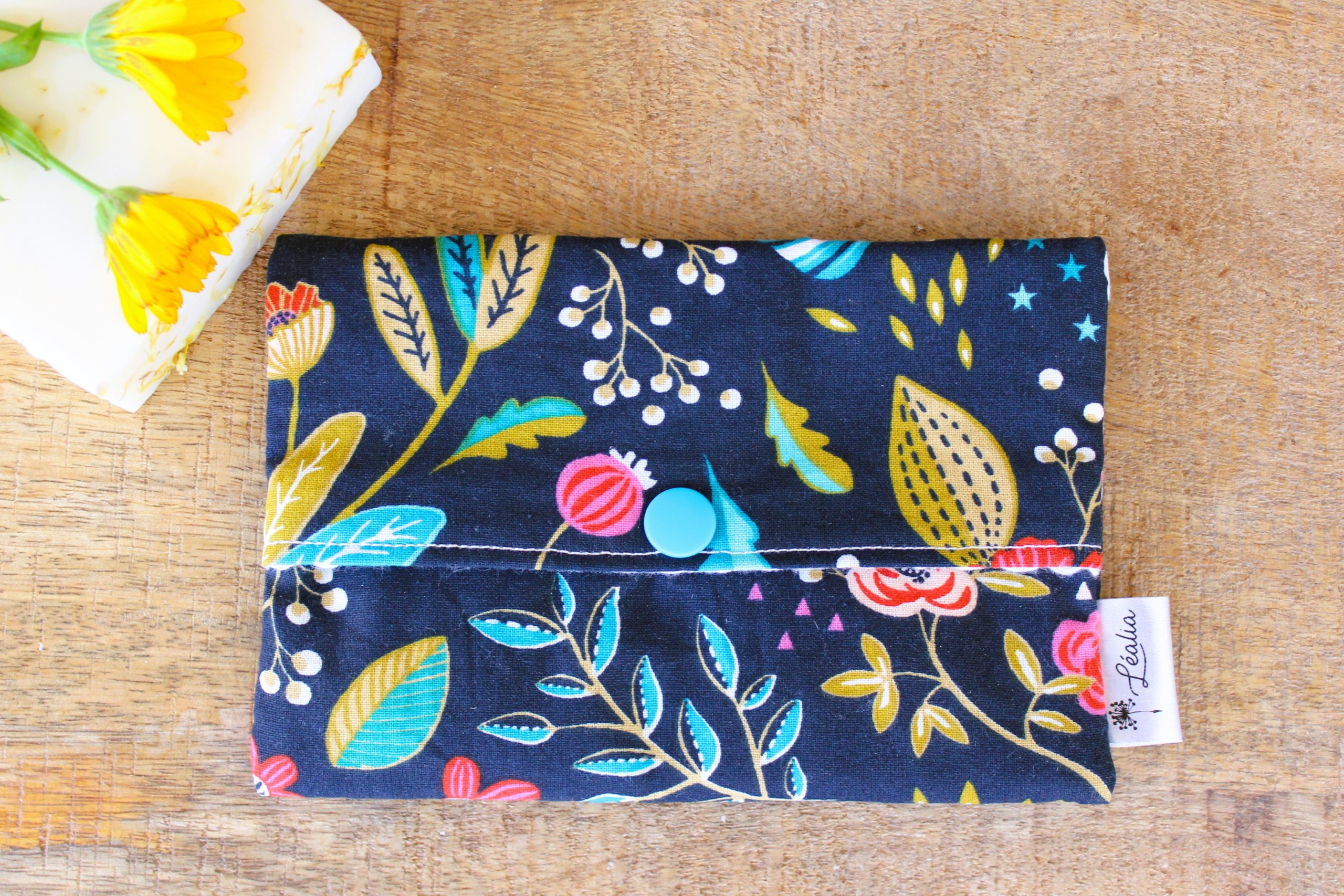 pochette à savon et shampoing solide floral marine turquoise fuchsia
