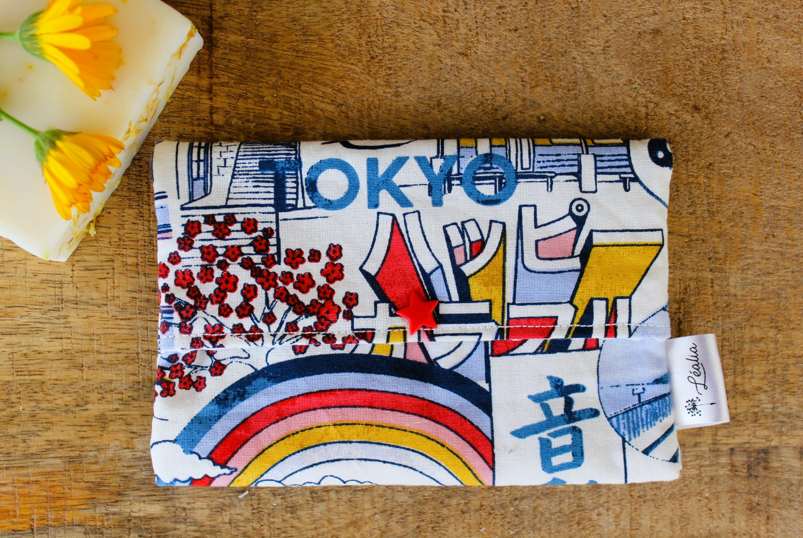 pochette à savon et shampoing solide manga bleu arc-en-ciel cerisier