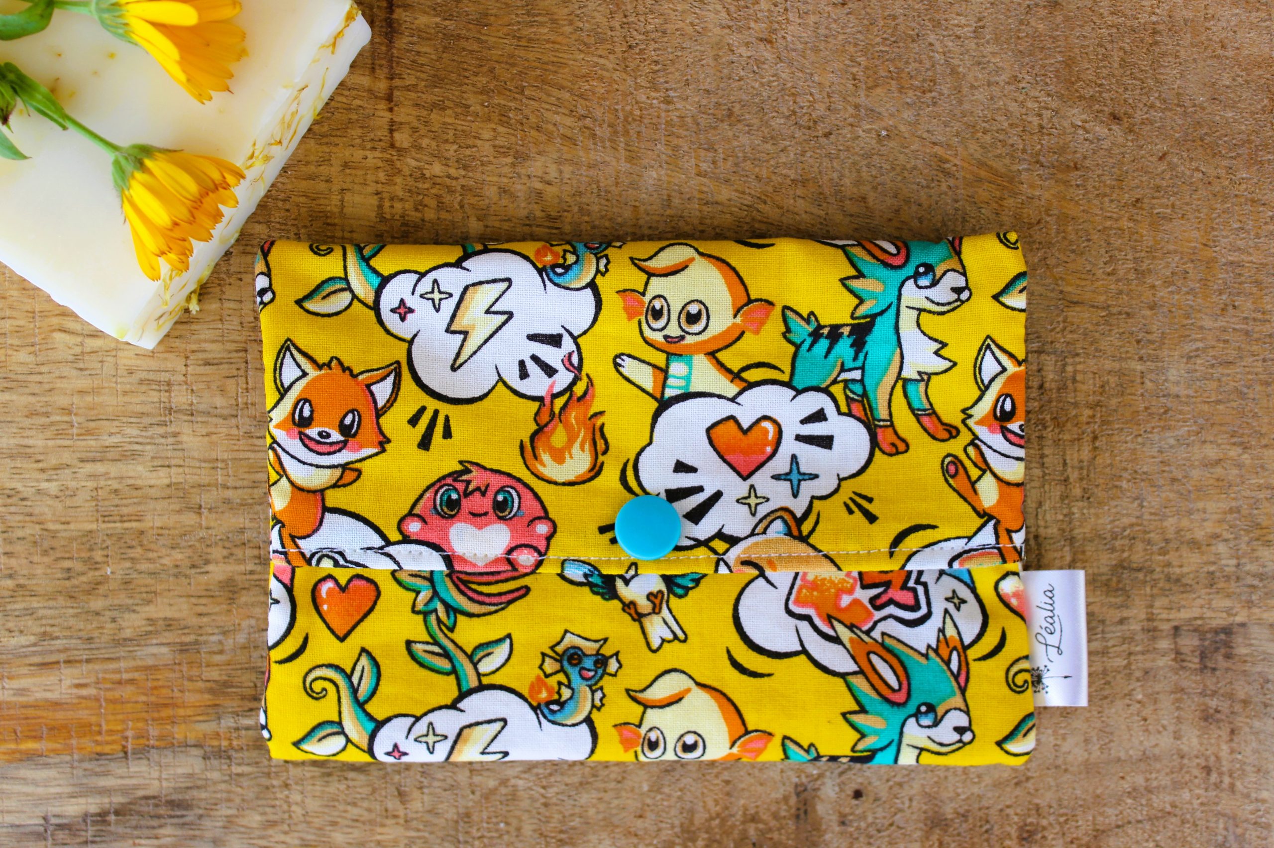 pochette à savon et shampoing solide manga jaune chat renard narval