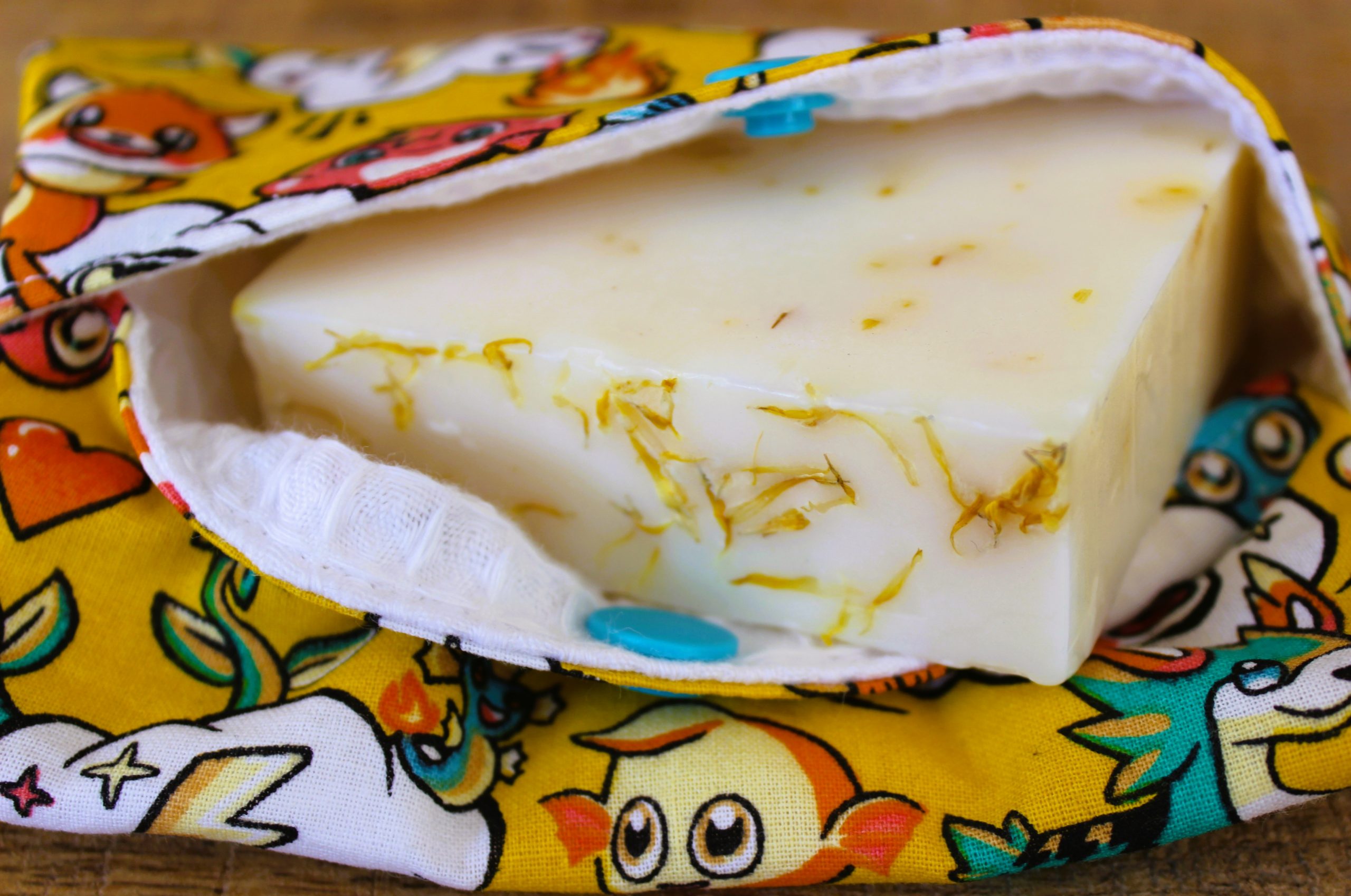 pochette à savon et shampoing solide manga jaune chat renard narval