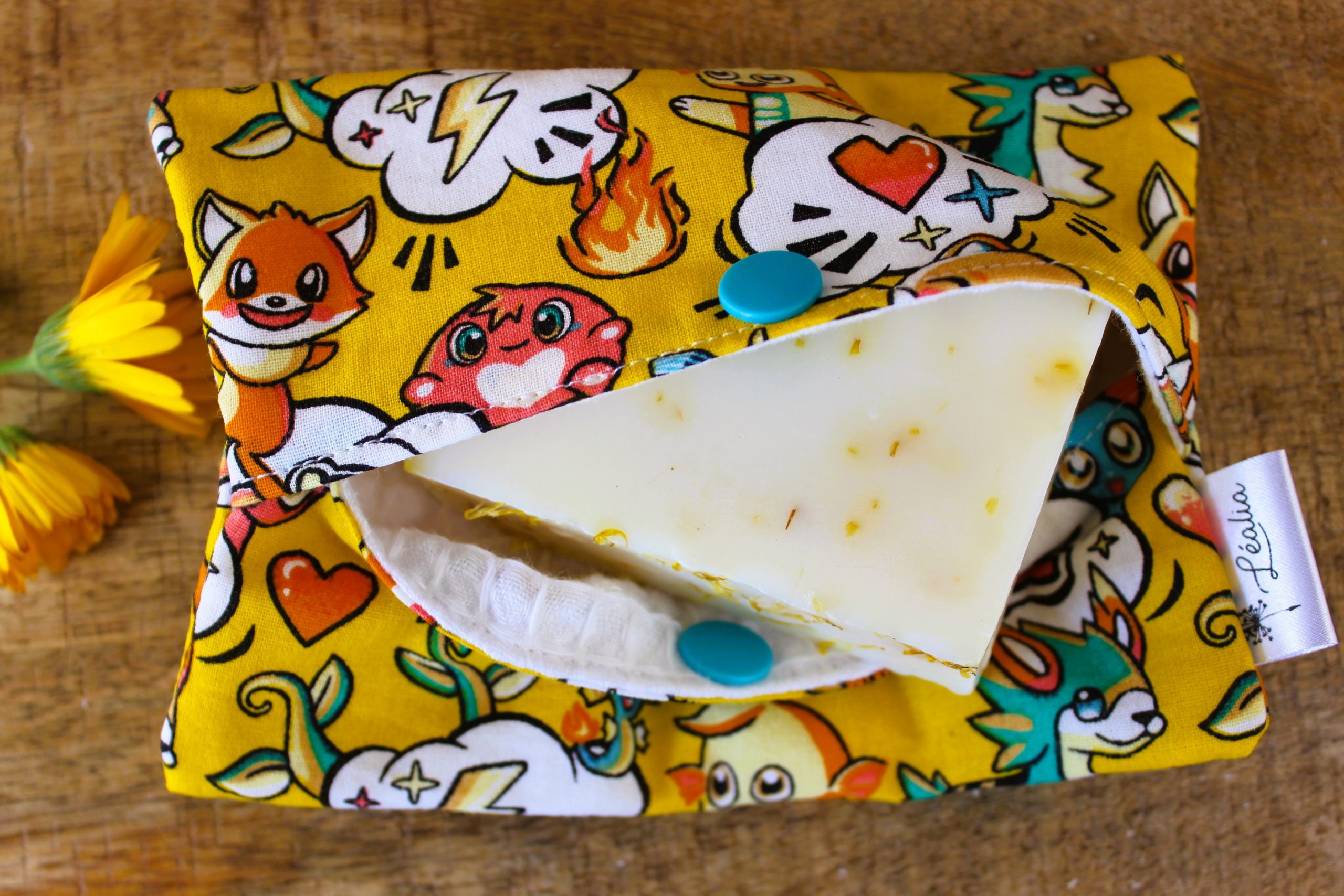 pochette à savon et shampoing solide manga jaune renard chat narval