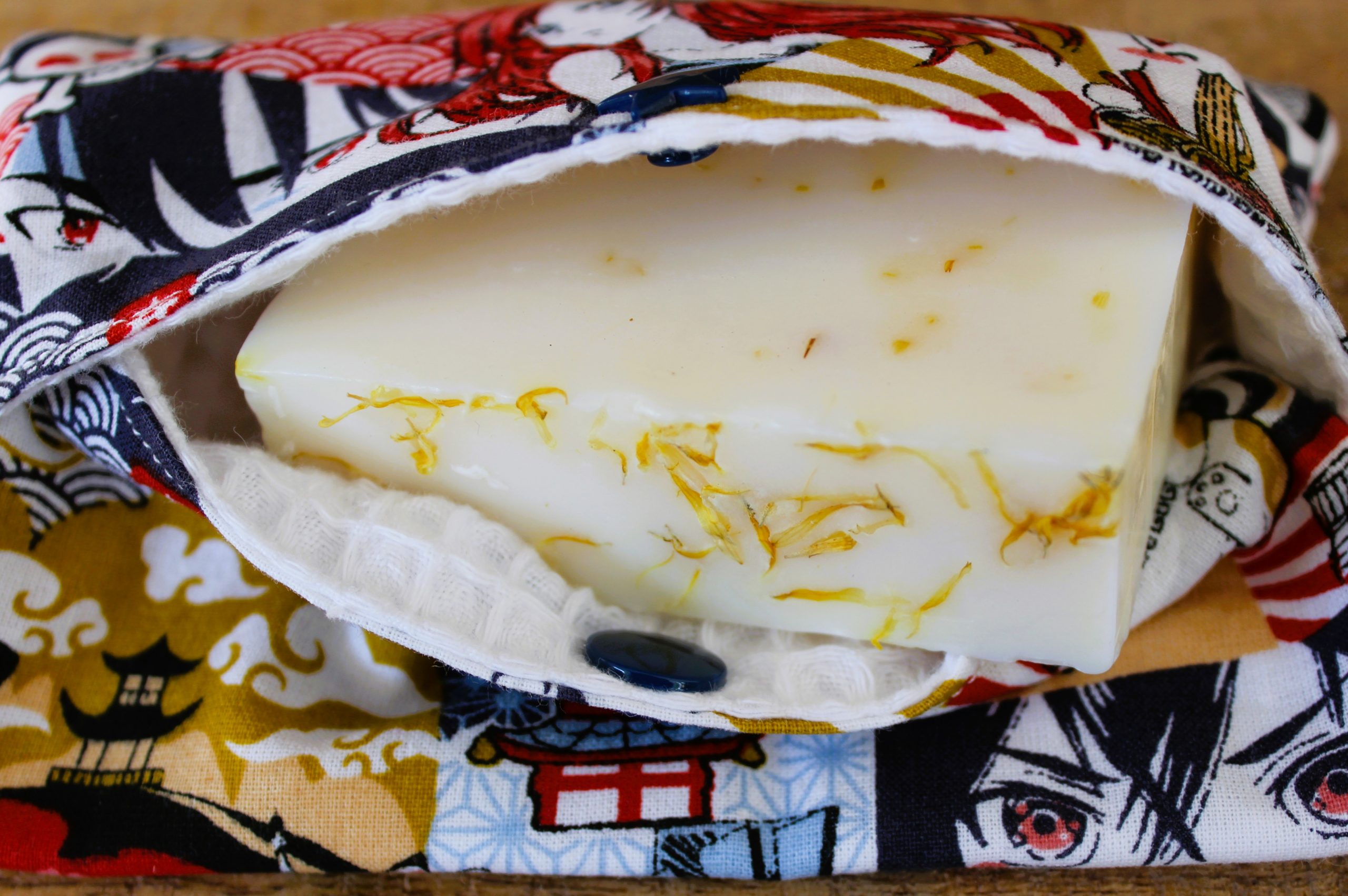 pochette à savon et shampoing solide manga marine tête de mort