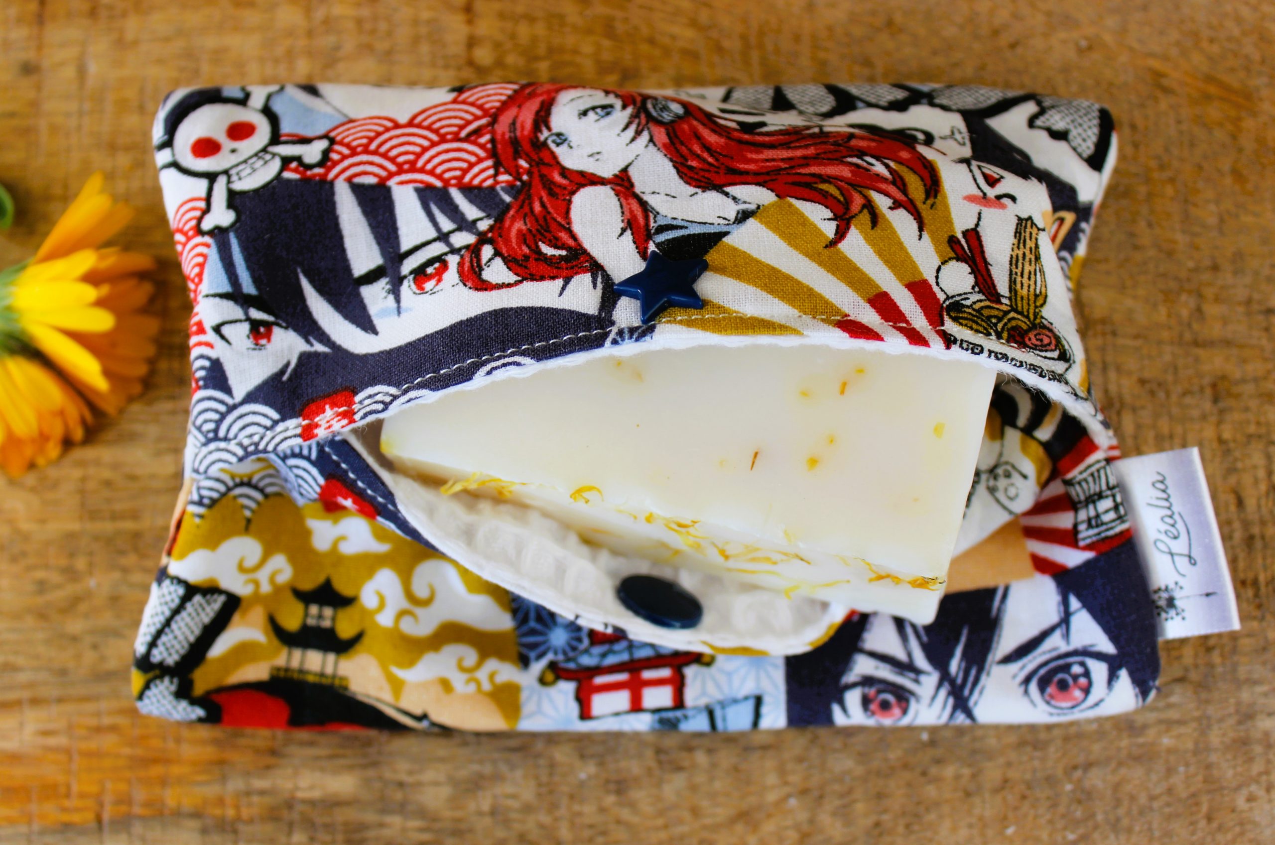 pochette à savon et shampoing solide manga marine tête de mort