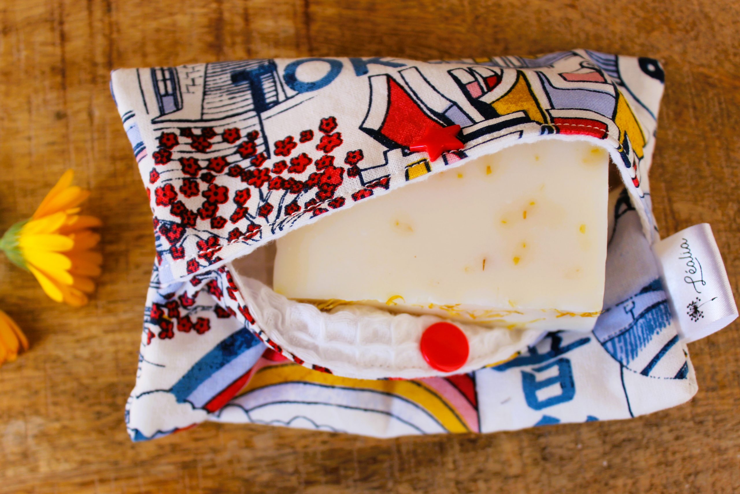 pochette à savon et shampoing solide manga bleu arc-en-ciel cerisier