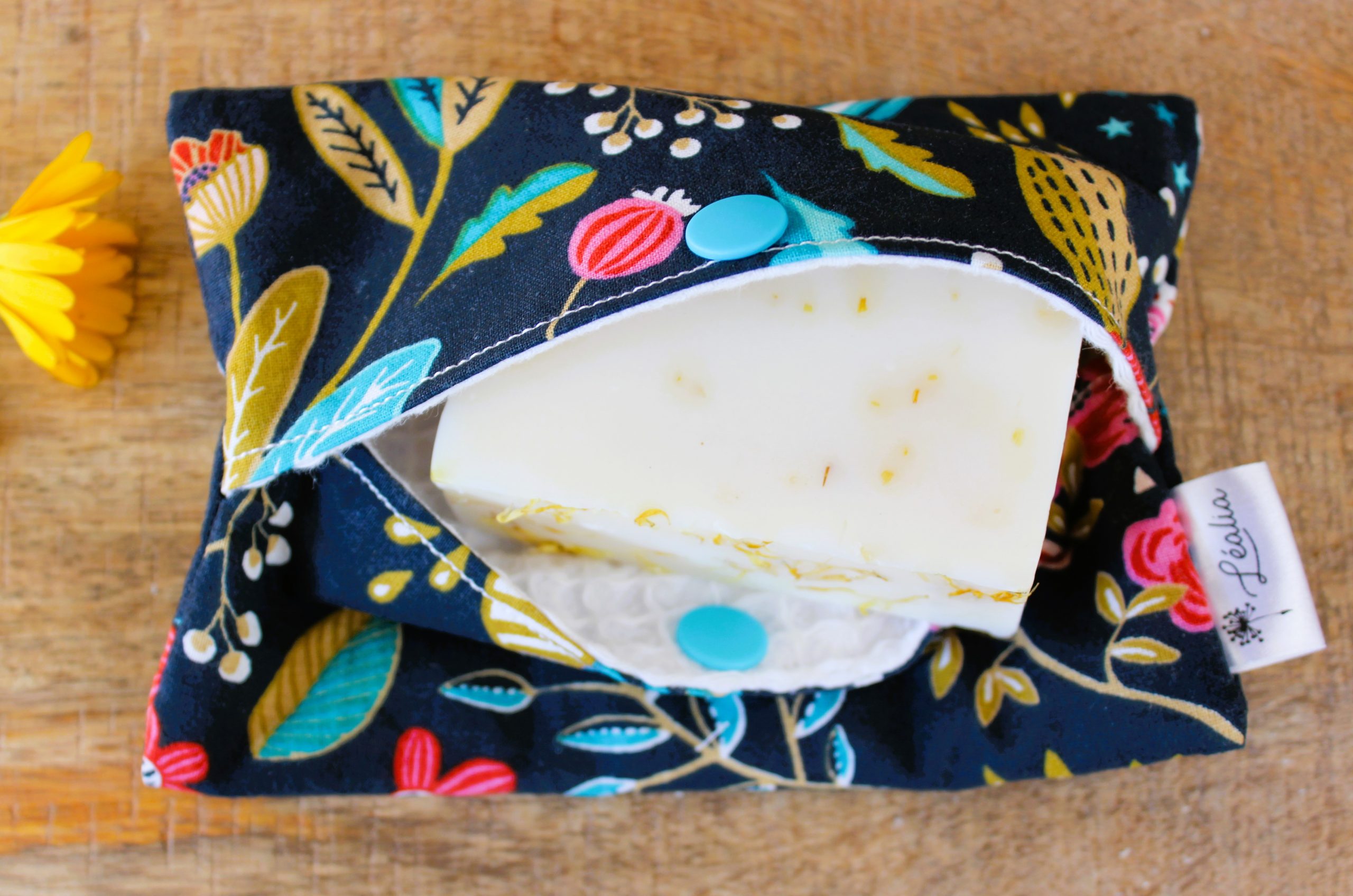 pochette à savon et shampoing solide floral marine turquoise fuchsia