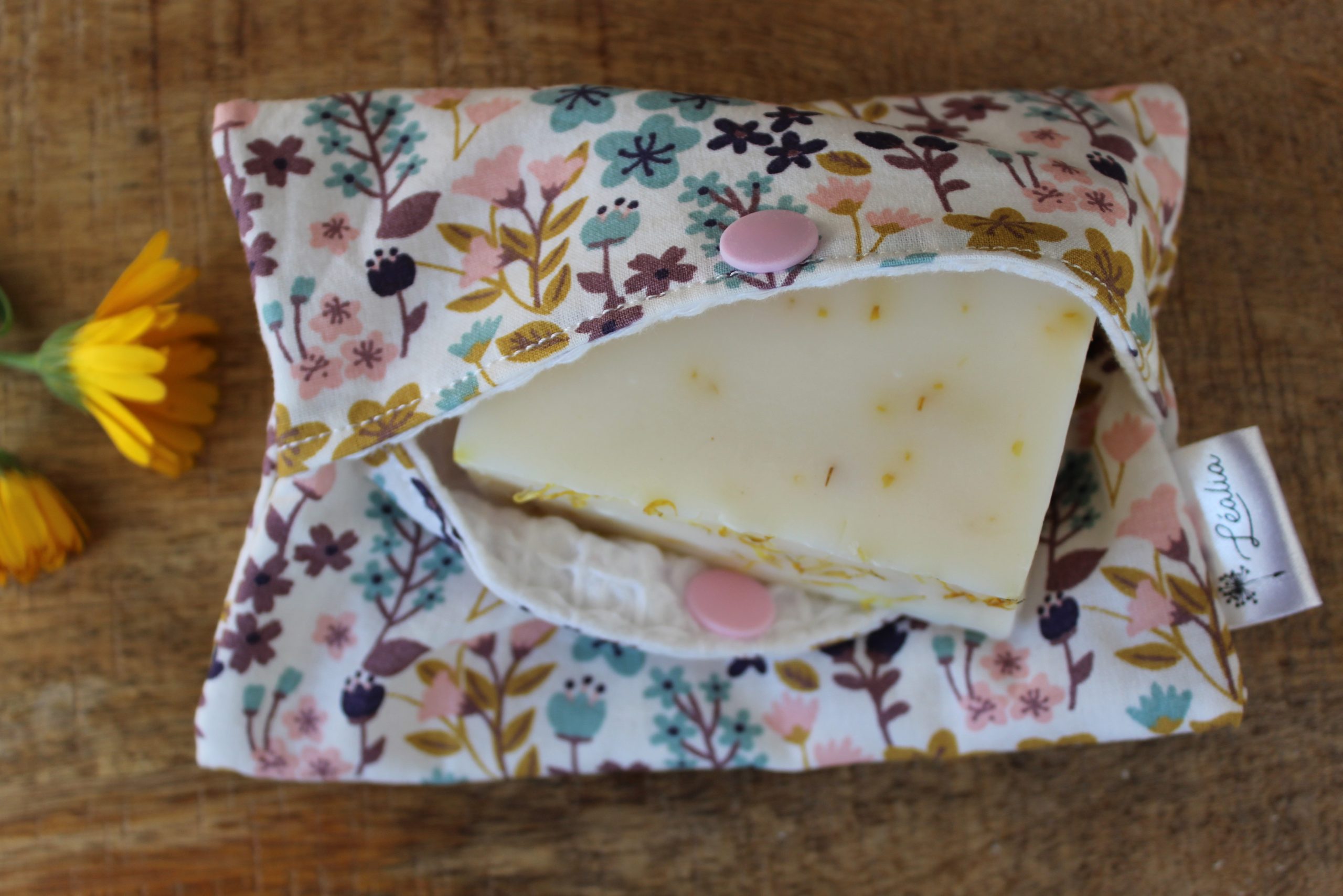 pochette à savon et shampoing solide floral violet mauve