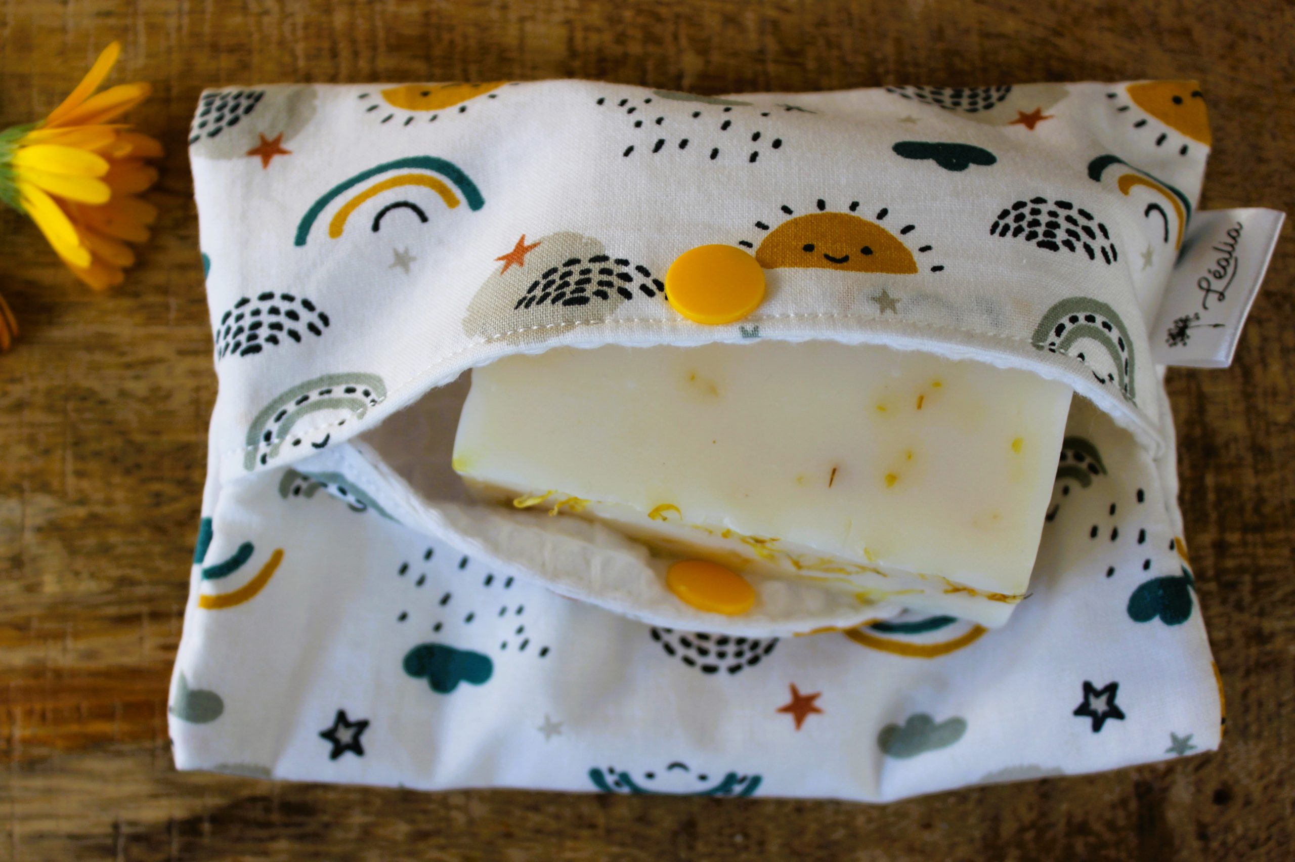 pochette à savon et shampoing solide soleil arc-en-ciel