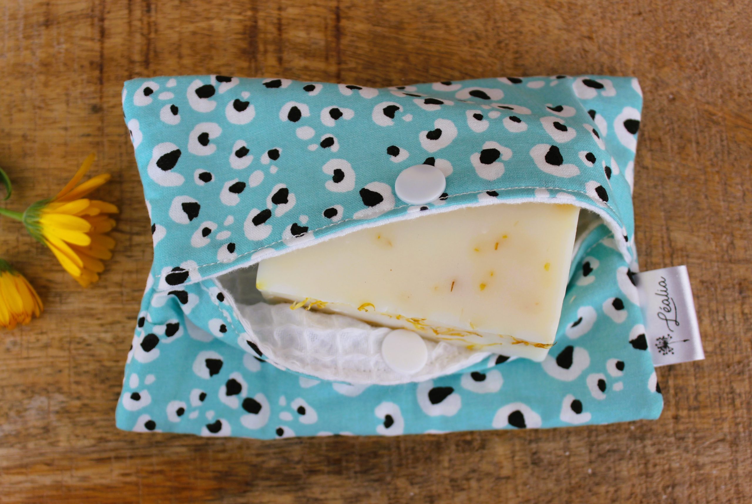 pochette à savon et shampoing solide turquoise noir léopard