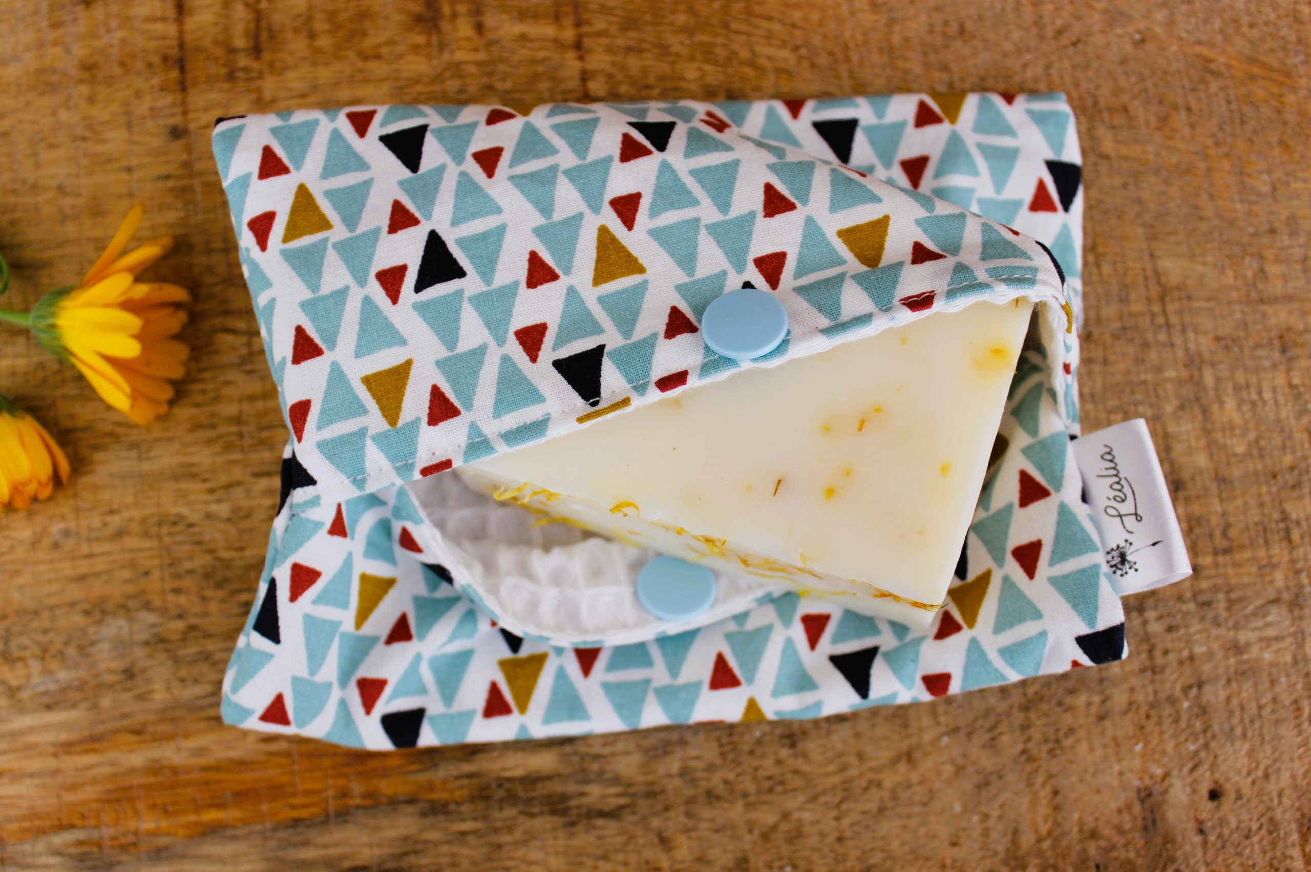 pochette à savon et shampoing solide triangle turquoise