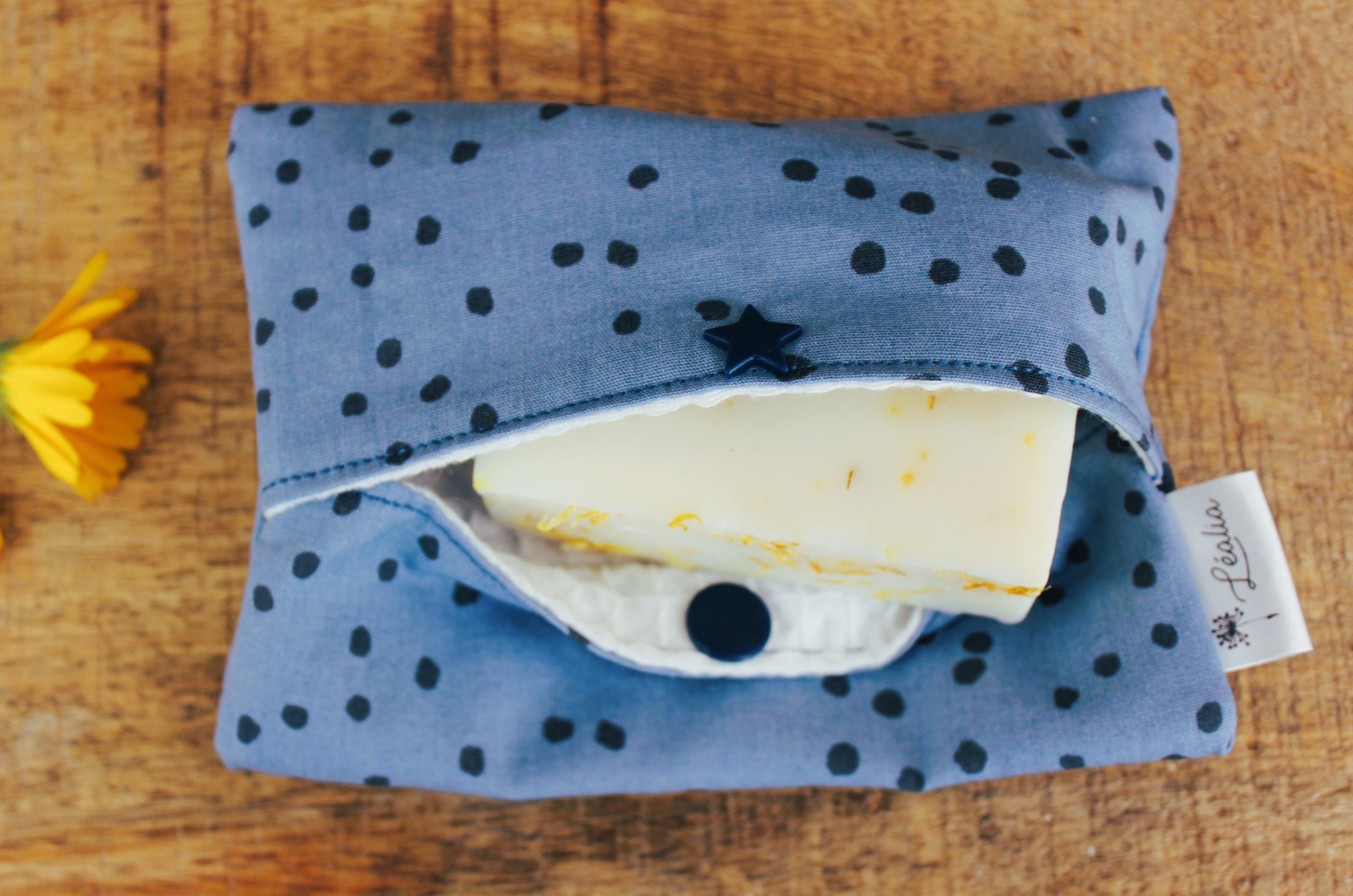 pochette à savon et shampoing solide bleu pois