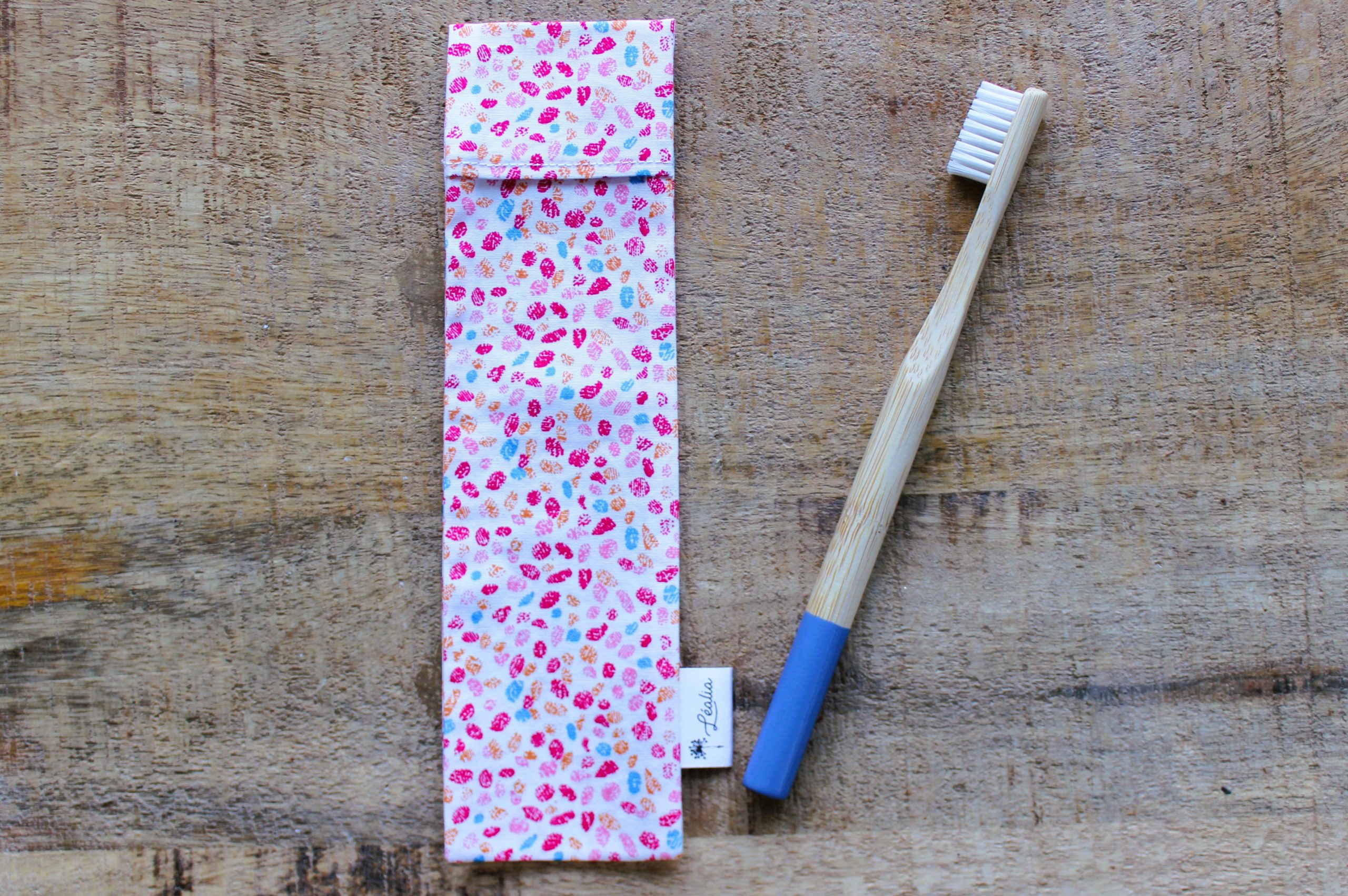 pochette brosse à dents tache rouge orange