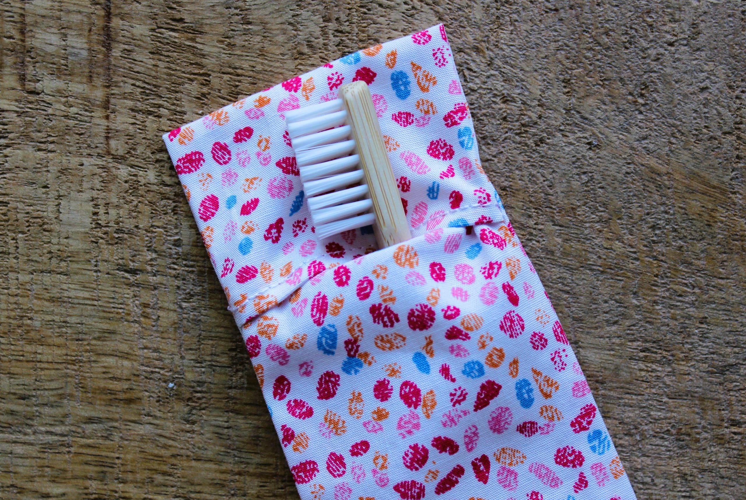 pochette brosse à dents tache rouge orange