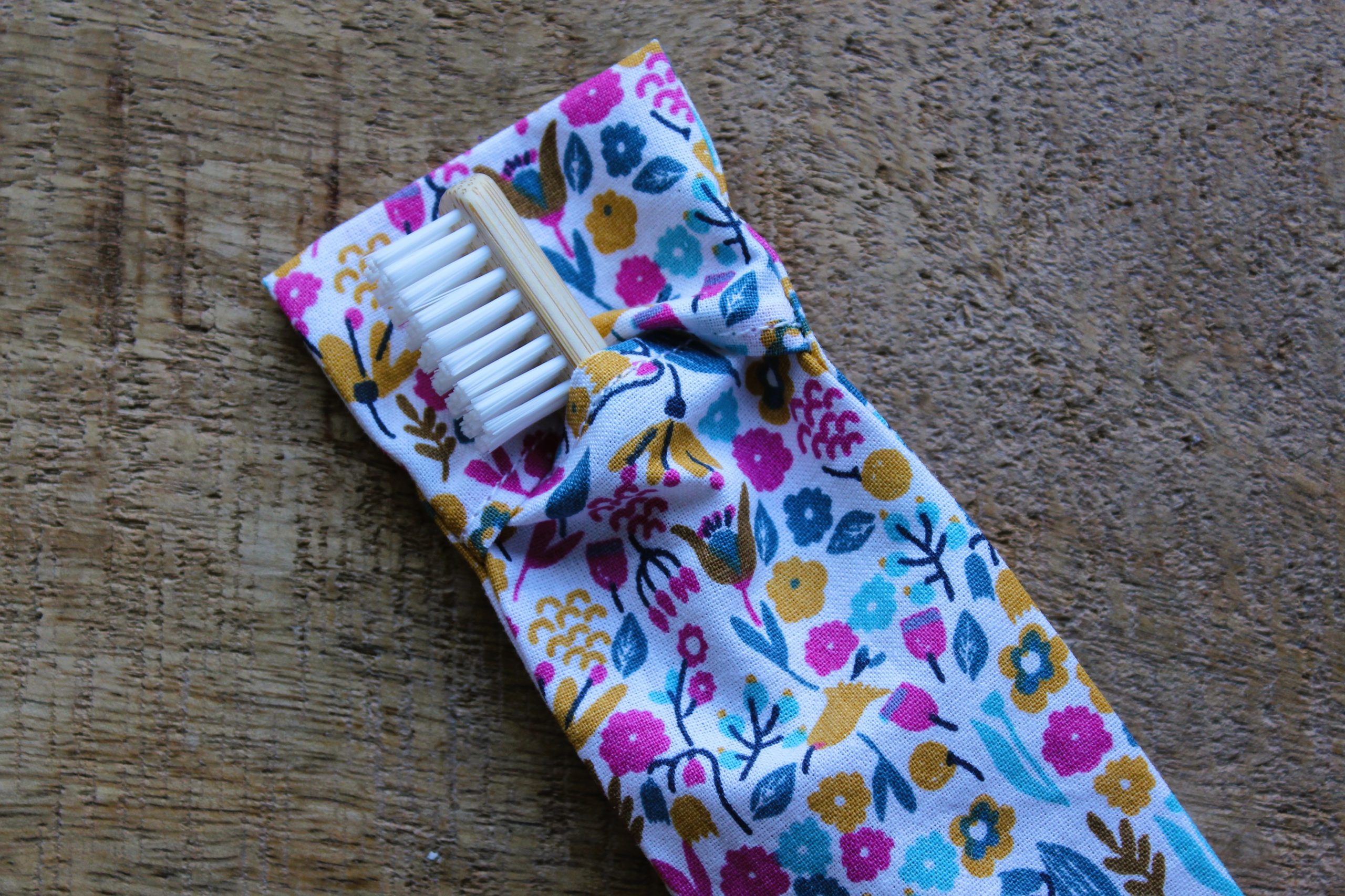 pochette brosse à dents floral fuchsia moutarde
