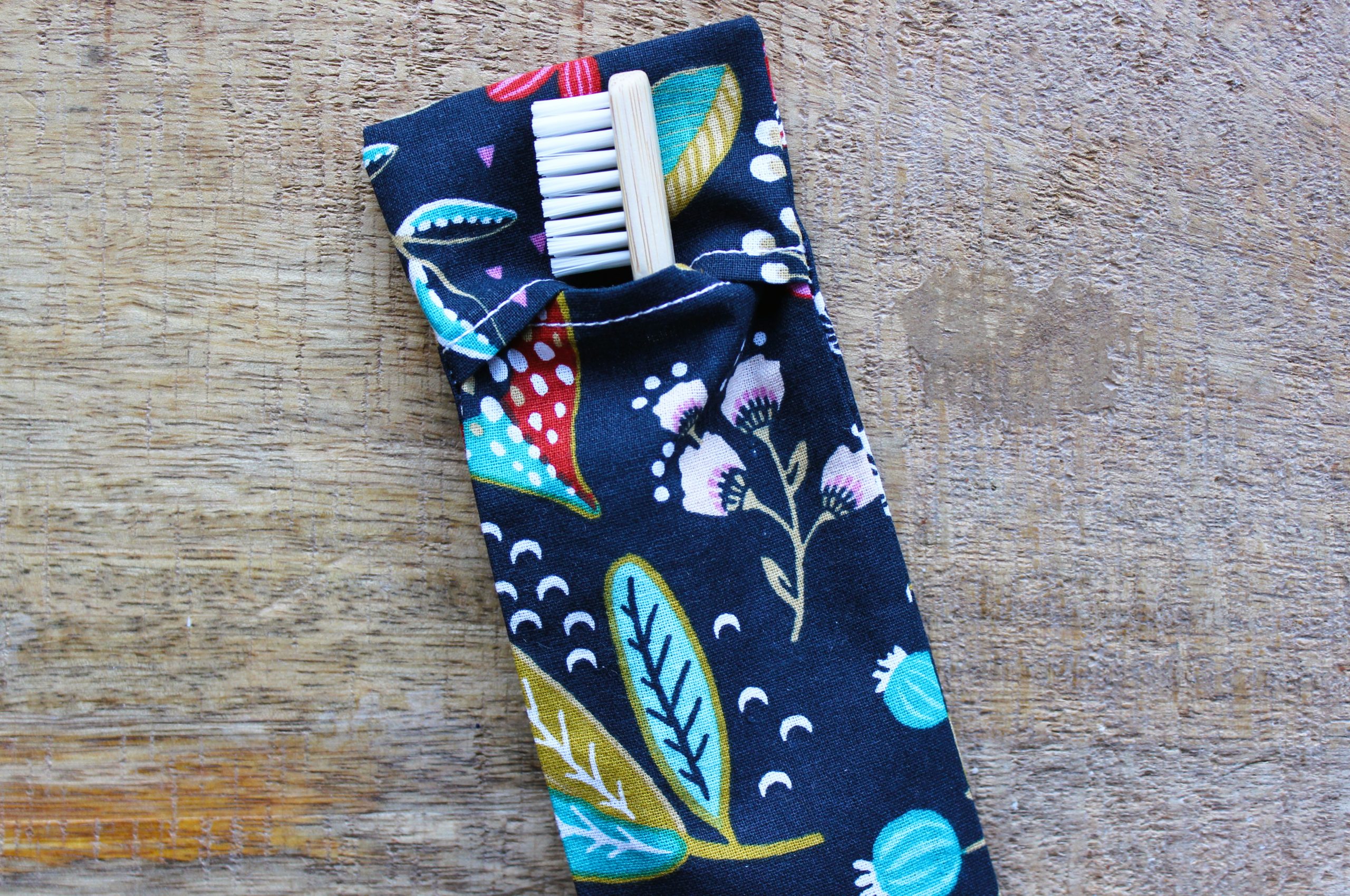 pochette brosse à dents marine floral turquoise fuchsia
