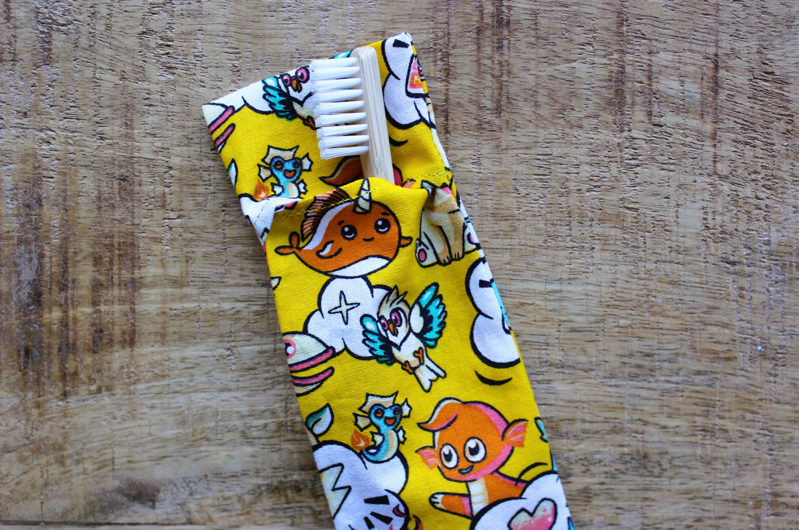 pochette brosse à dents manga jaune chat renard narval