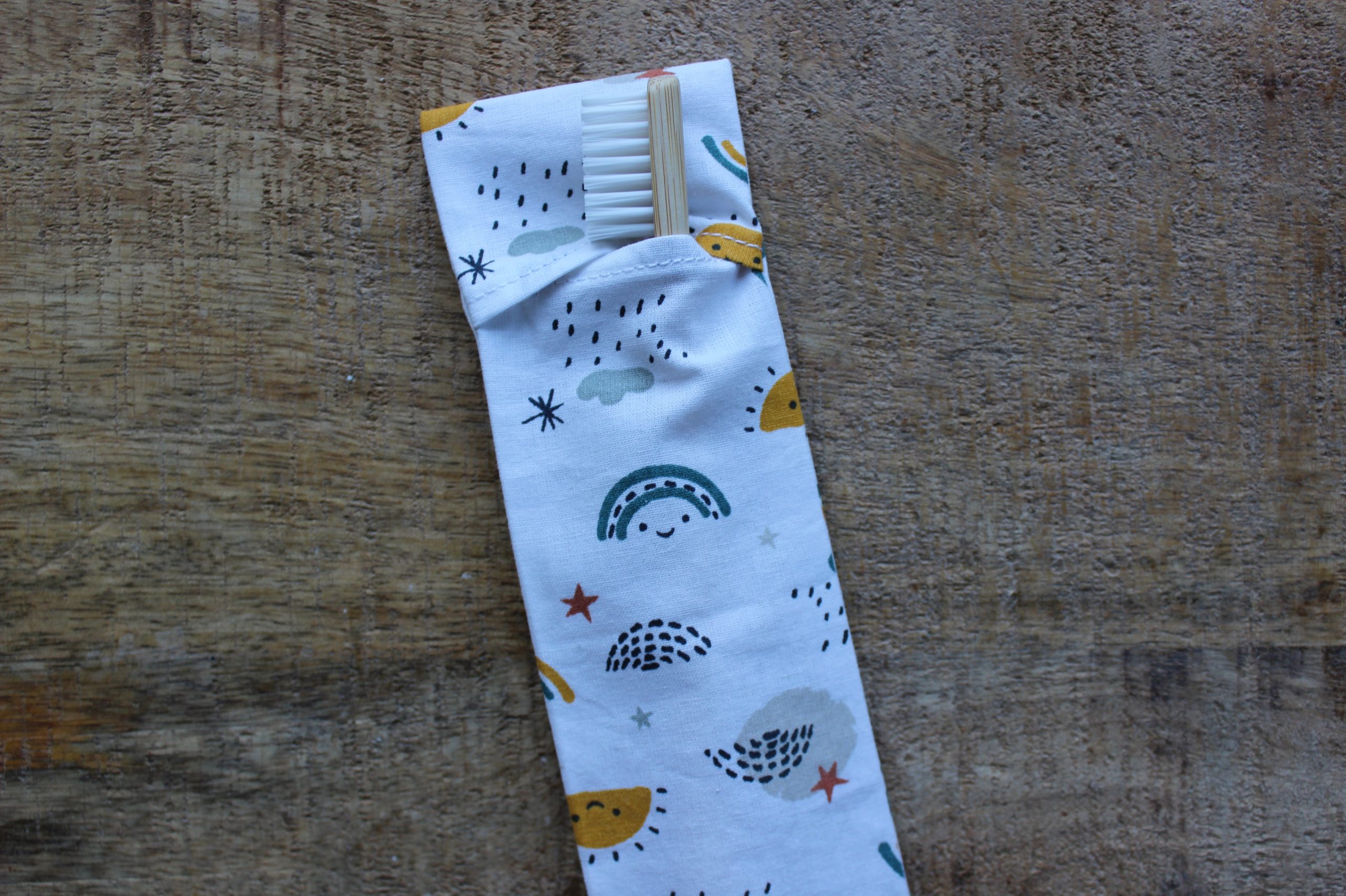 pochette brosse à dents soleil arc-en-ciel