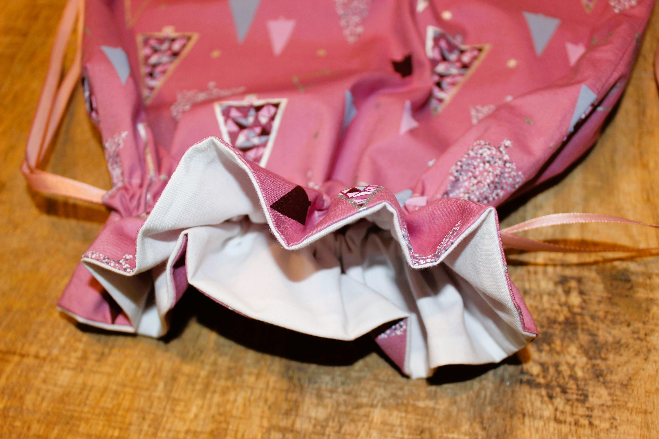 pochette cadeau en tissu hiver Noël sapin rose