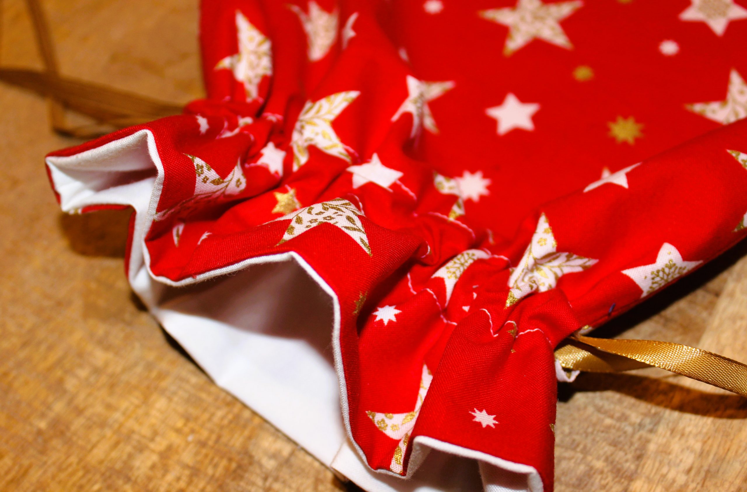 pochette cadeau en tissu Noël rouge étoile dorée