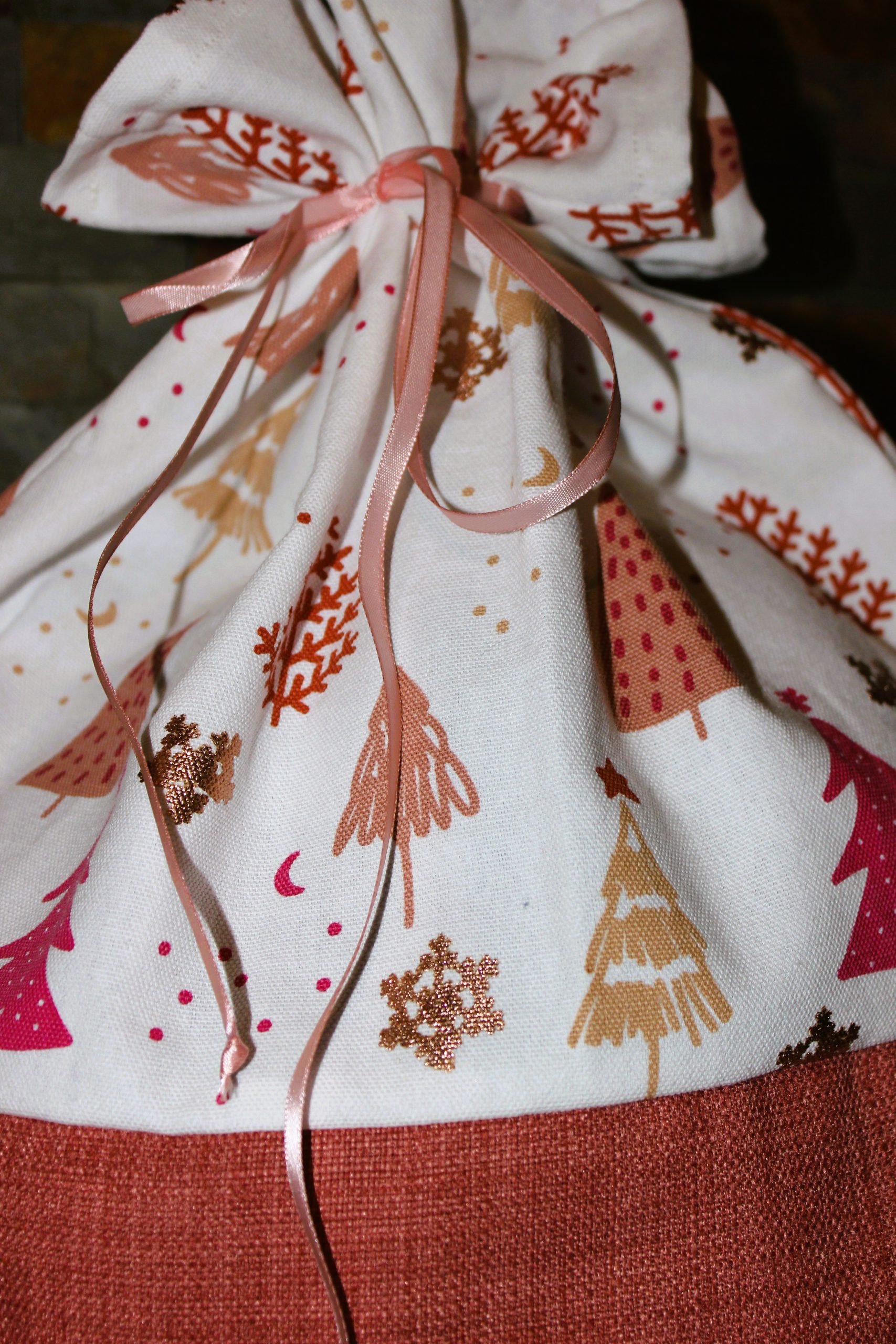 Hotte Père Noël sapin rose