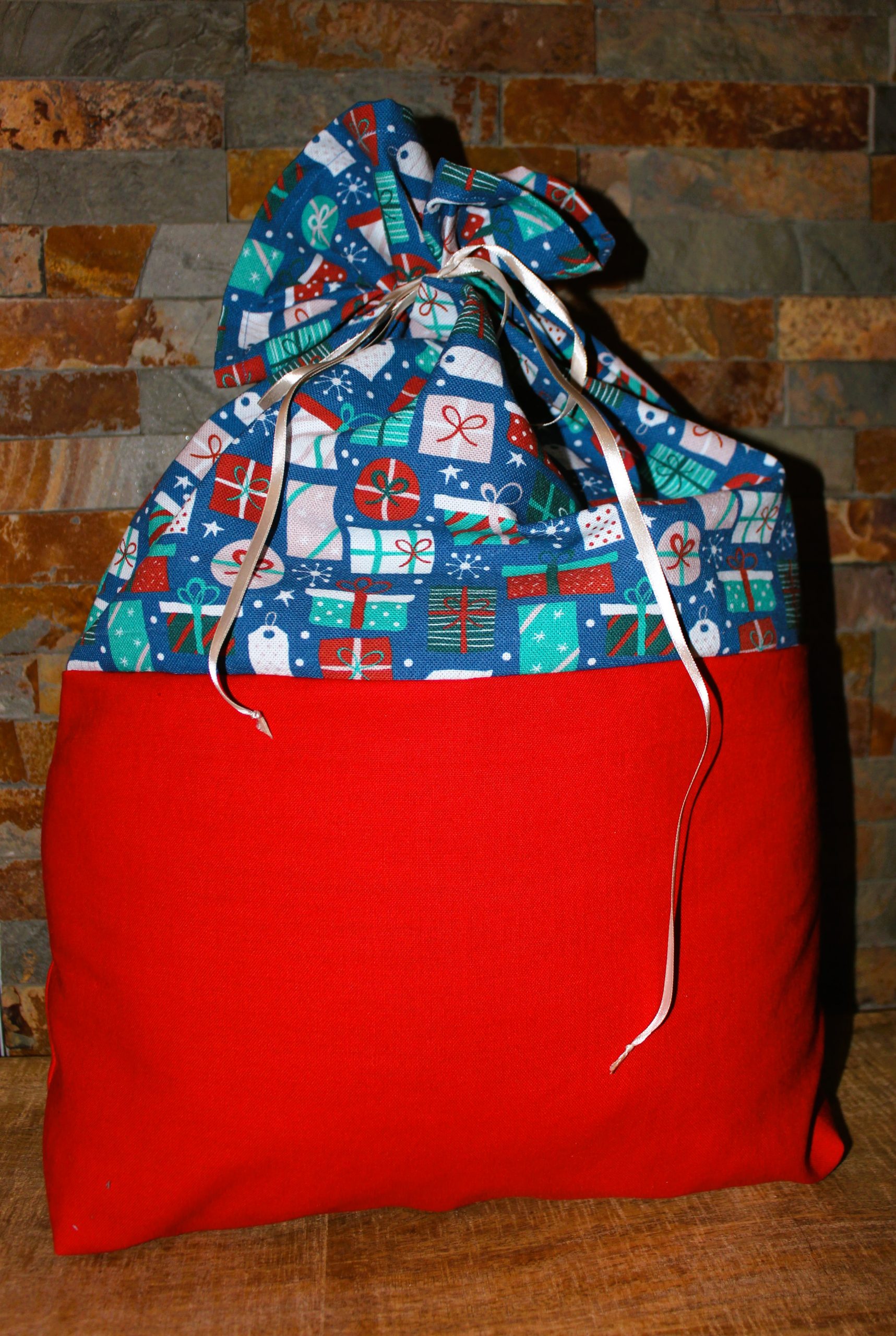 Hotte Père Noël cadeau rouge