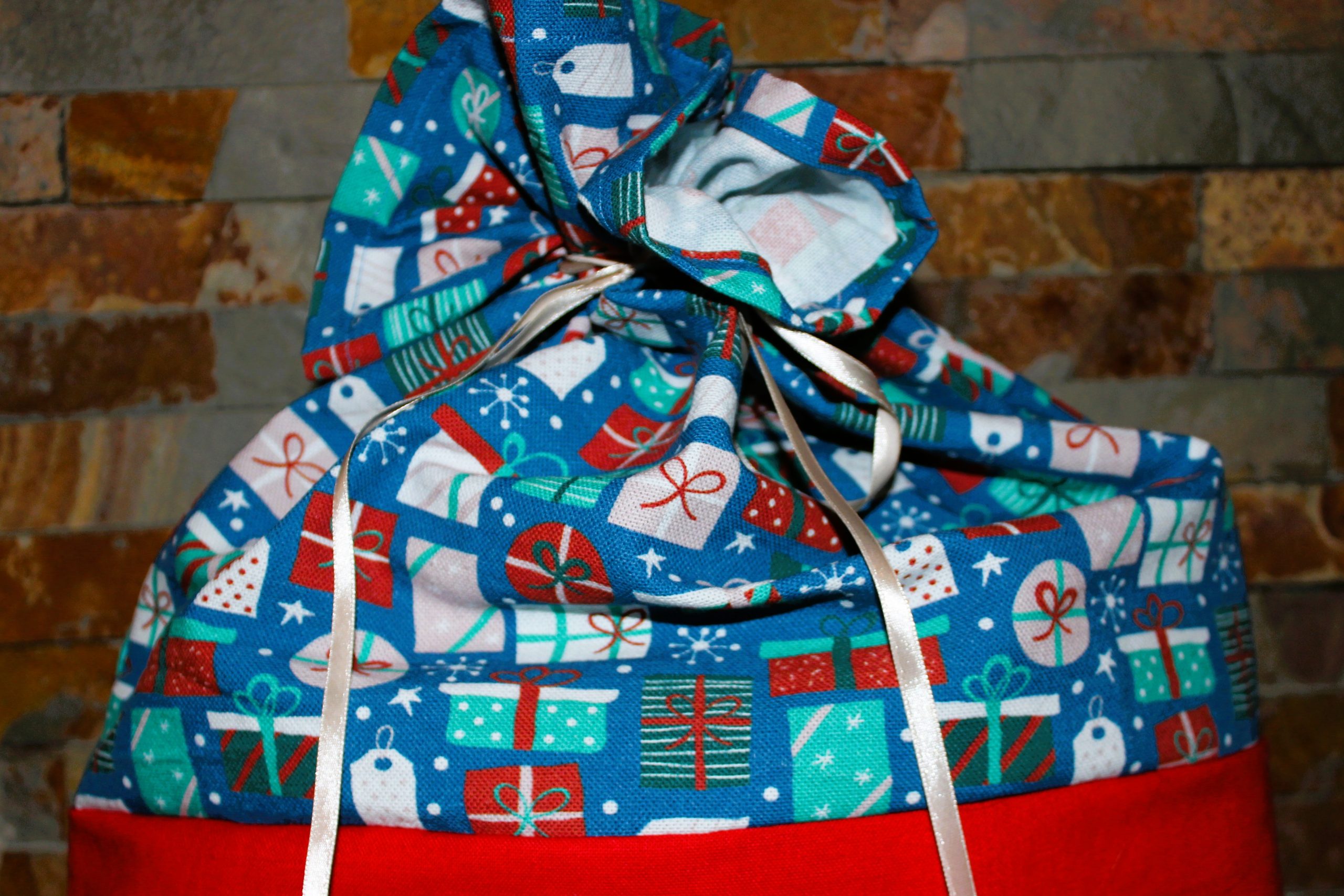 Hotte Père Noël cadeau rouge