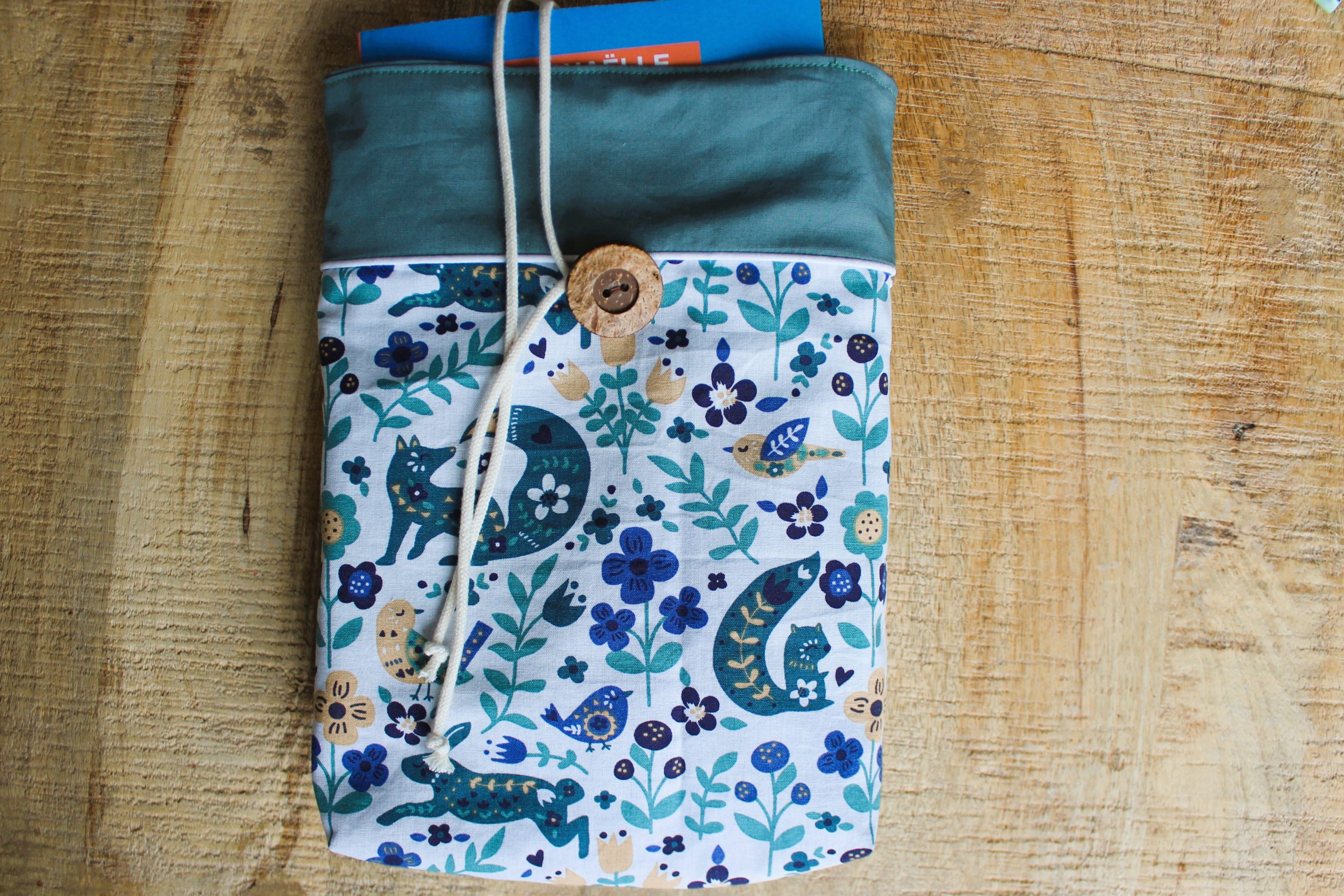 Pochette à livre verte fleurs et animaux