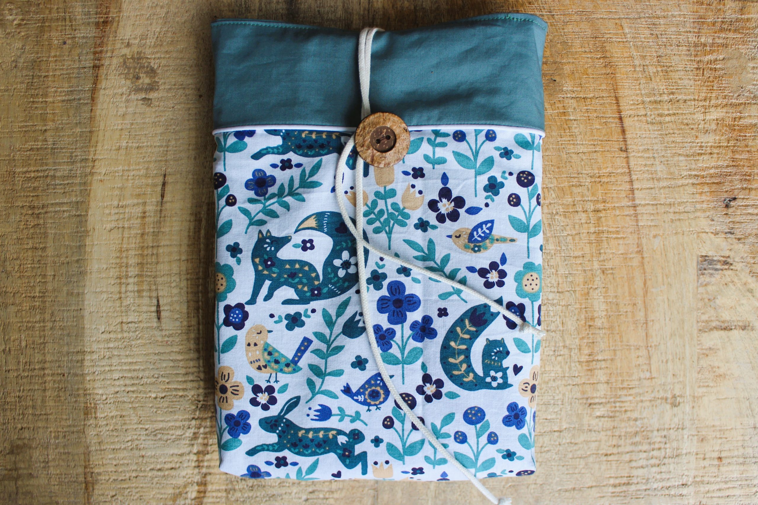 Pochette à livre verte fleurs et animaux