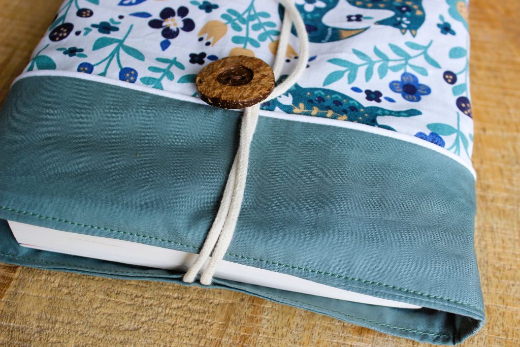 Pochette à livre verte fleurs et animaux