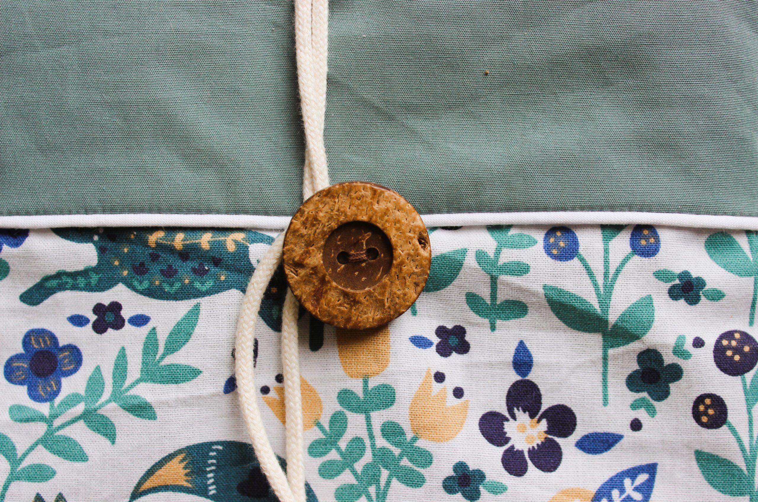 Pochette à livre verte fleurs et animaux