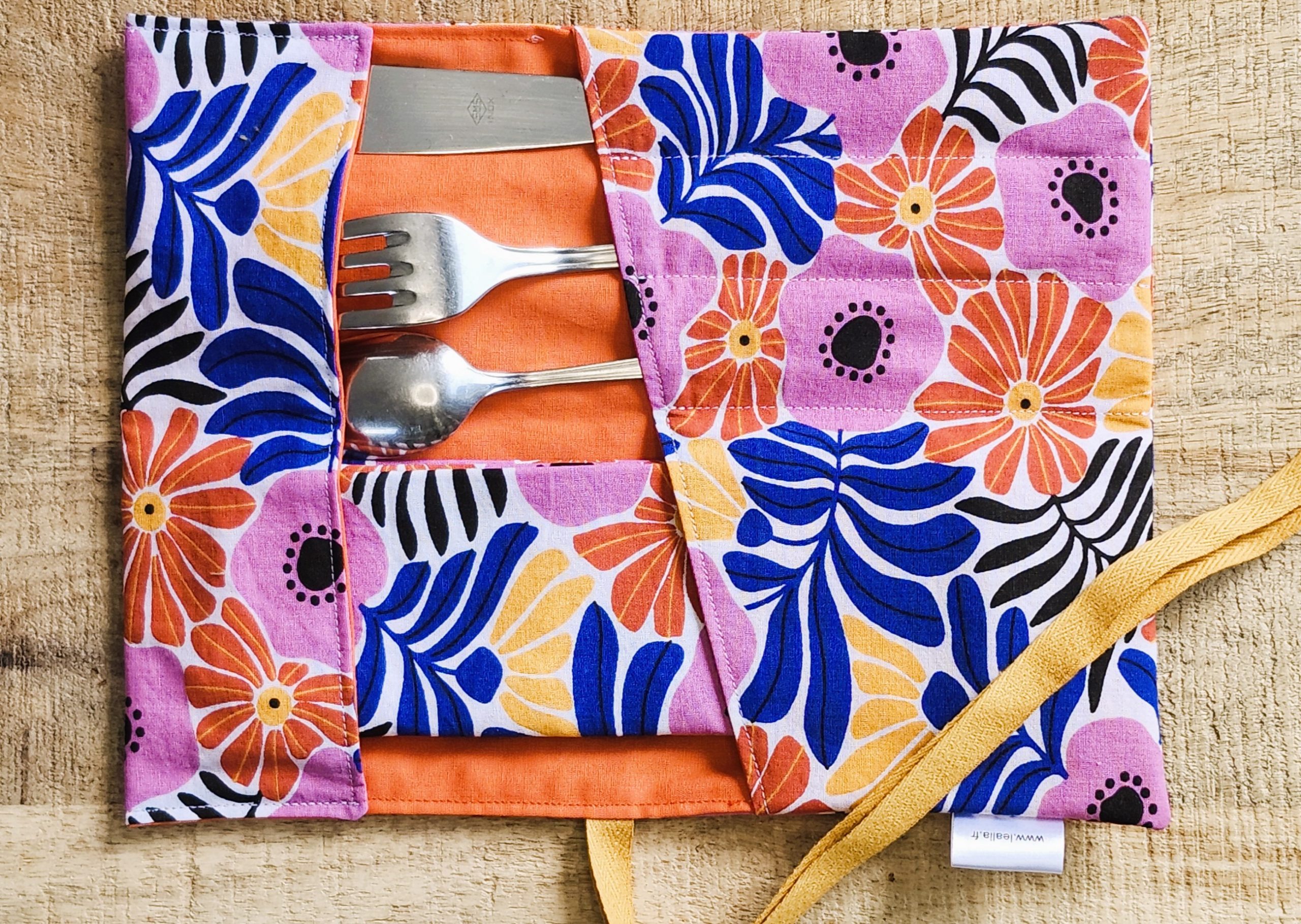 Range couvert floral bleu orange